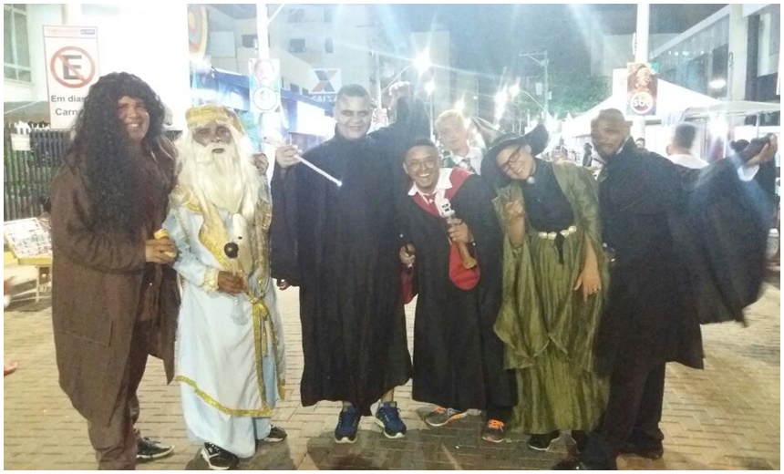 DE VARINHA: Grupo de amigos se fantasia de personagens de Harry Potter no Carnaval