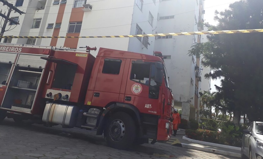 PEGANDO FOGO: Incêndio atinge prédio residencial no bairro do Imbuí