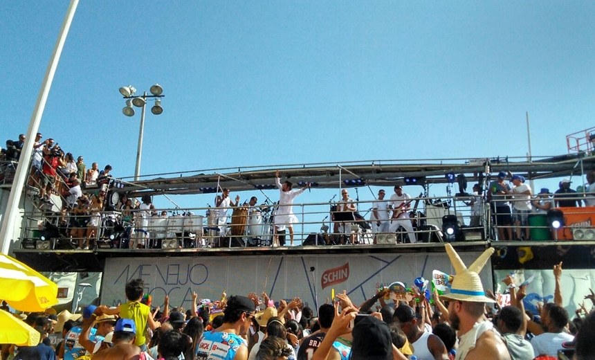 Saulo abre segundo dia de Carnaval na Barra sob forte sol; Assista