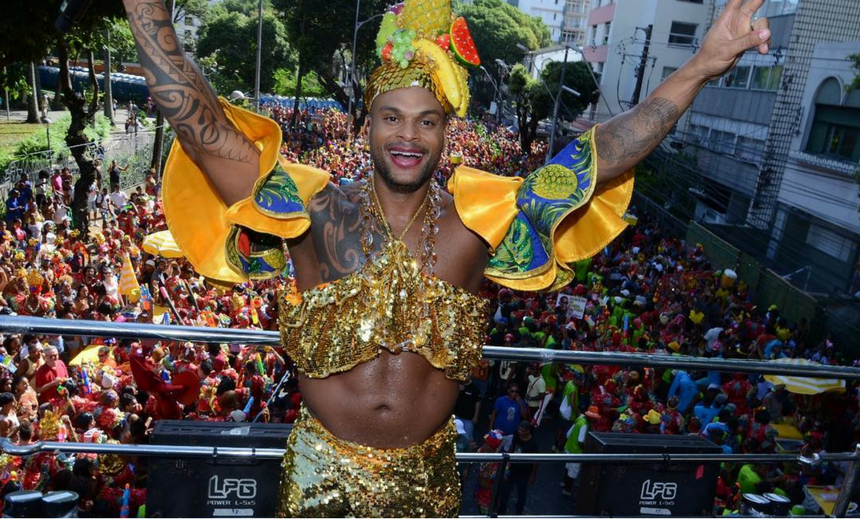 &#8220;Esse é o Carnaval do meu renascimento&#8221;, diz Tony Salles durante passagem das Muquiranas