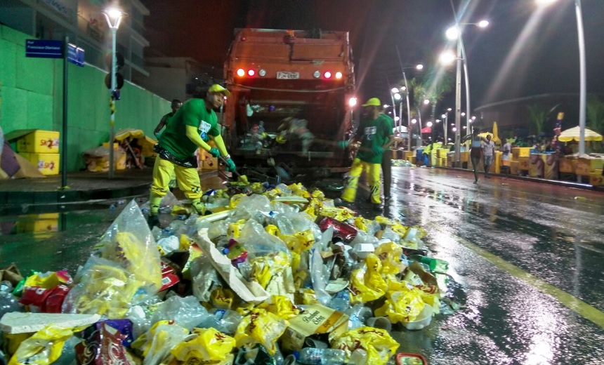 ALTAS HORAS: Debaixo de chuva, garis recolhem lixo deixado por foliões na Barra