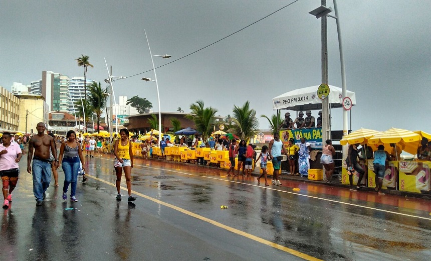 FOLIA NA CHUVA: Mau tempo não afasta foliões em penúltimo dia de Carnaval