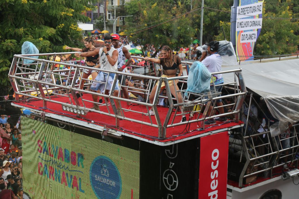 Duas Medidas puxa pipoca debaixo de chuva ao lado dos dançarinos do grupo Fit Dance