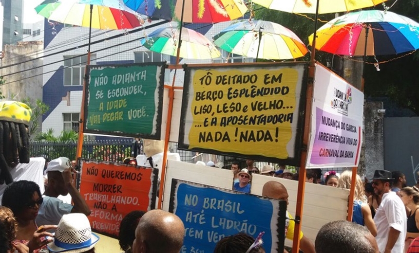 Mudança do Garcia traz protesto e muita irreverência neste penúltimo dia de Carnaval