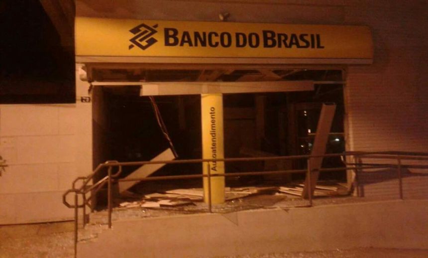 TERRORISMO: Bandidos com arma de guerra explodem banco em Macarani, na Bahia