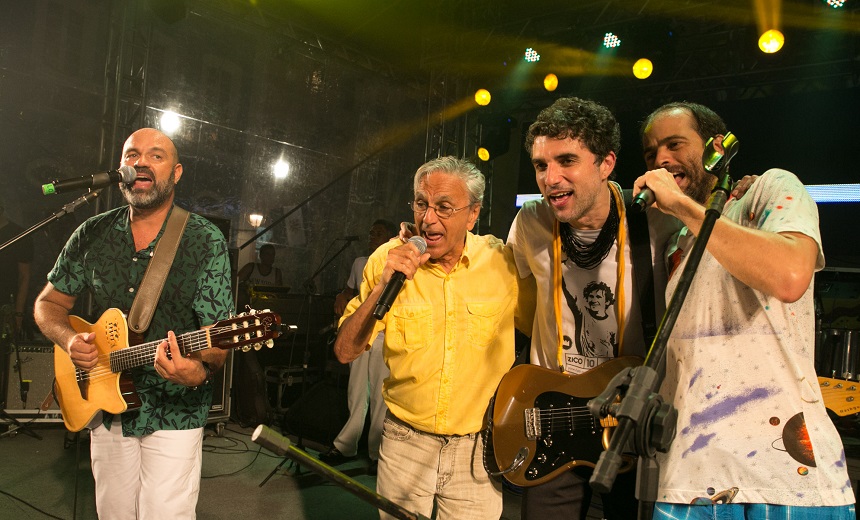 &#8220;VERDADEIRO PAI DO AXÉ&#8221;: Moraes Moreira é homenageado no Largo do Pelourinho