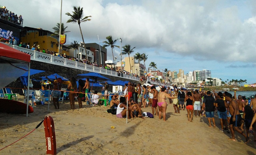 CARNAVAL NA AREIA: Foliões trocam ruas por praia para curtir atrações da folia; Veja