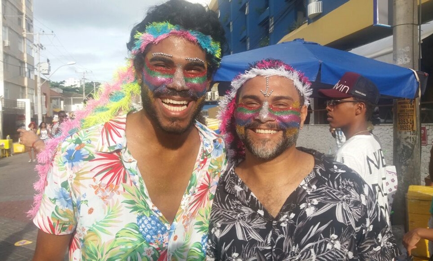 HAJA FÔLEGO: Foliões contam como aguentam o pique no último dia de Carnaval; Vídeos