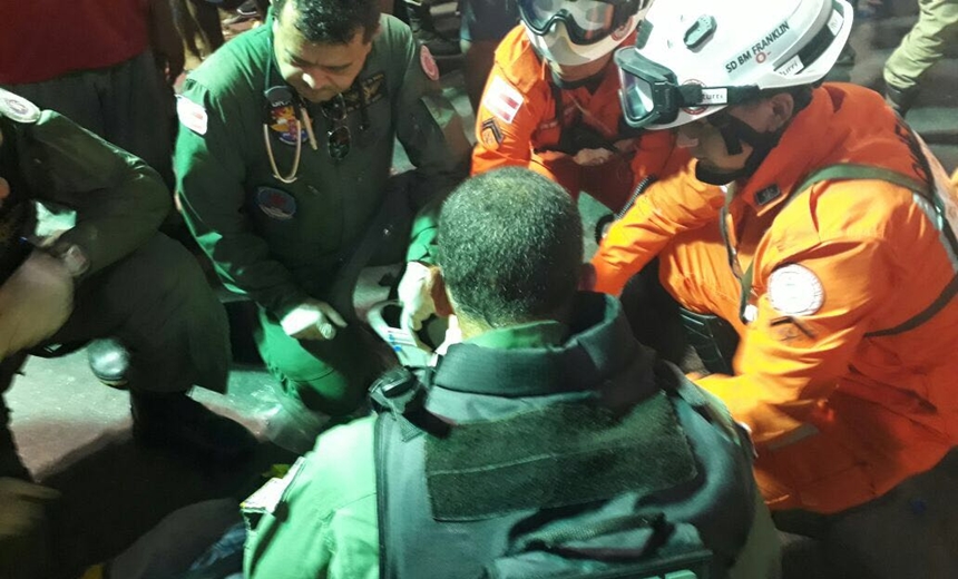 SOS: Helicóptero do GRAER pousa na praia para socorrer folião agredido na Barra