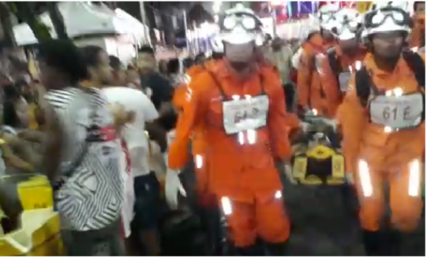 Corpo de Bombeiros presta socorro a folião em estado grave no circuito Dodô; Vídeo