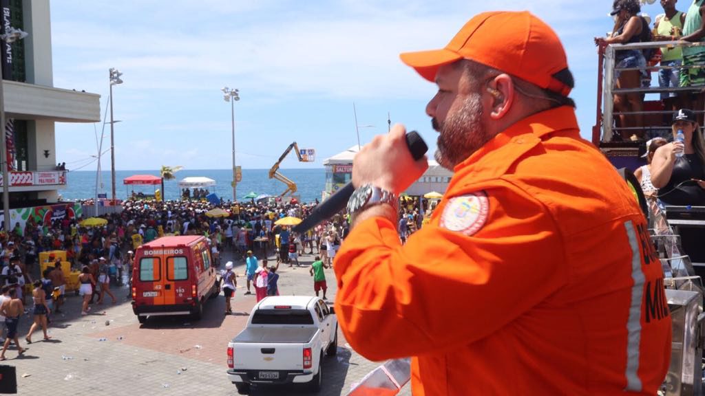 ARRASTÃO: Danniel Vieira comanda último trio e faz homenagem ao Corpo de Bombeiros