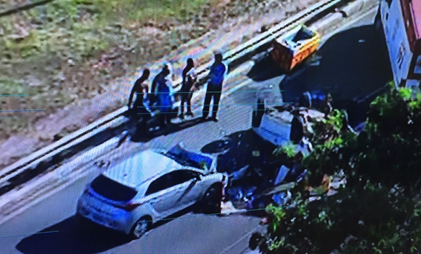 URGENTE: Colisão entre dois veículos provoca grande congestionamento na Av.Paralela