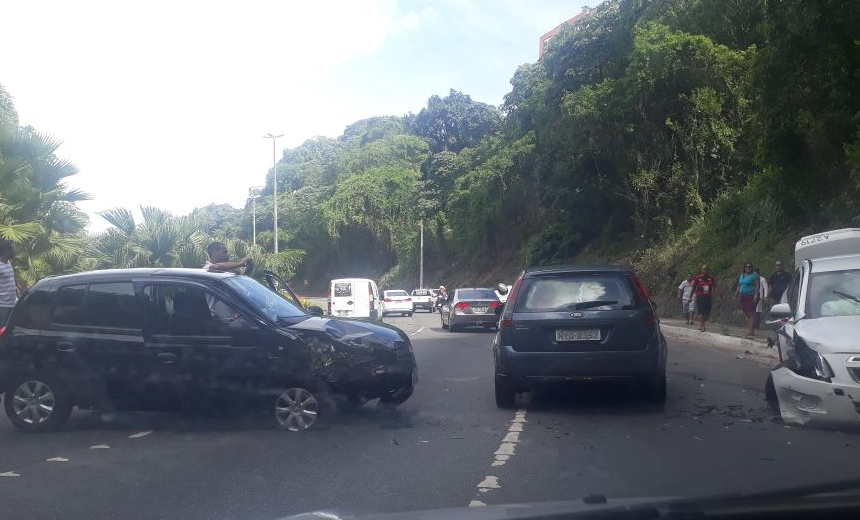 Um fica ferido após grave acidente na Avenida Luís Eduardo, em Salvador