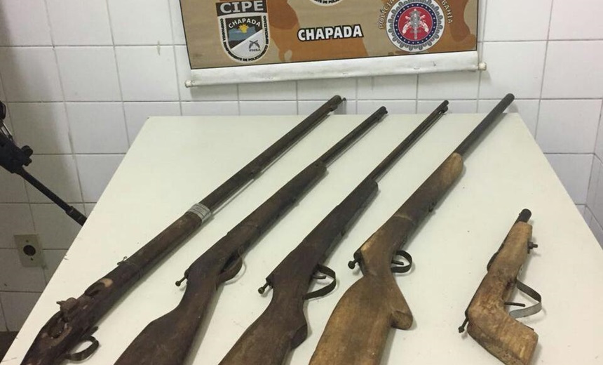 ITABERABA: Após perseguição a suspeitos, polícia apreende cinco armas de fogo