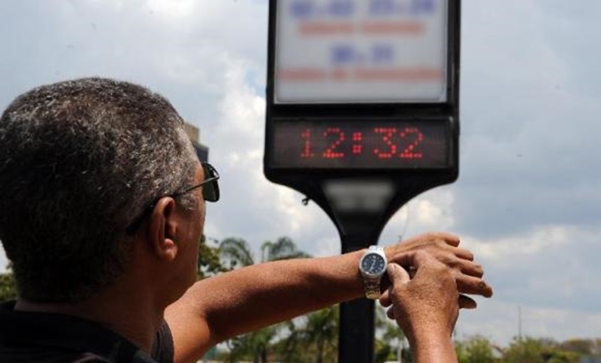 TUDO COMO ANTES: Horário de verão termina à meia-noite deste sábado