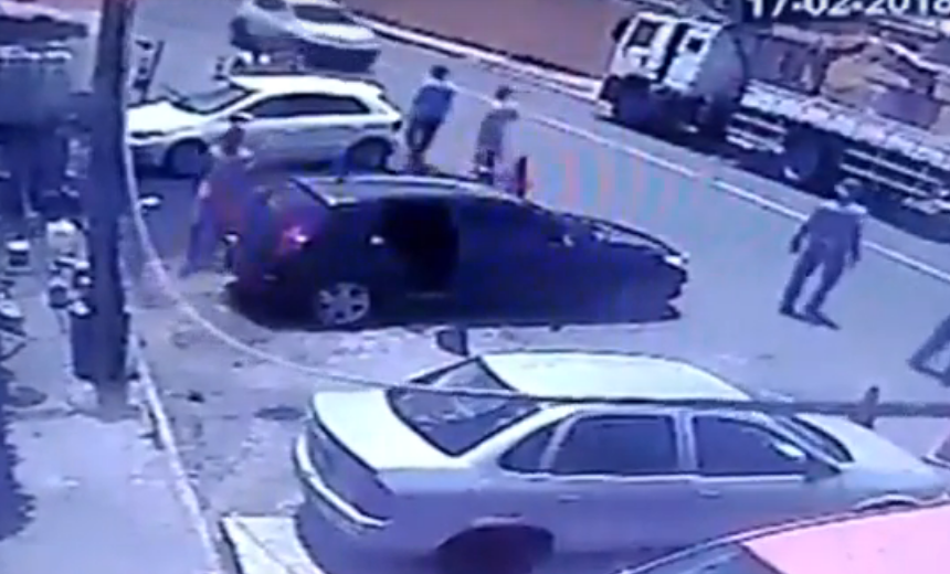 VEJA VÍDEO: Câmera flagra troca de tiros após dois homens tentarem roubar carro de PM