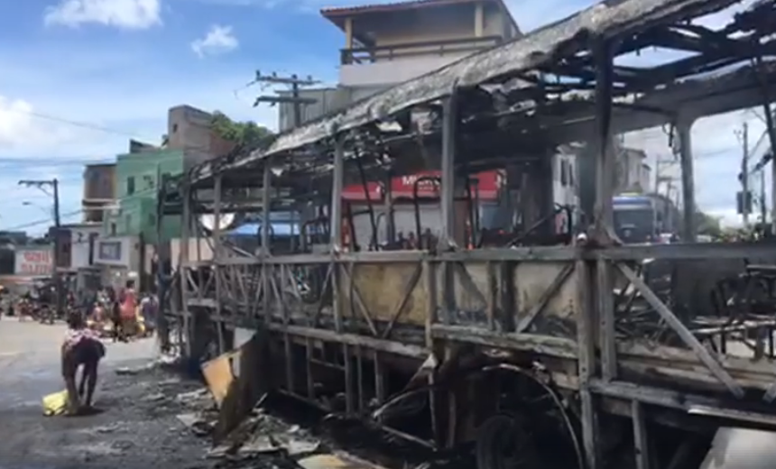 ASSISTA: Aratu Online mostra trabalho de retirada de ônibus incendiado na Sussuarana