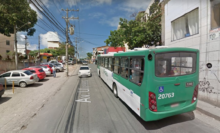 Ônibus voltam a circular na Sussuarana após protesto e ônibus incendiado