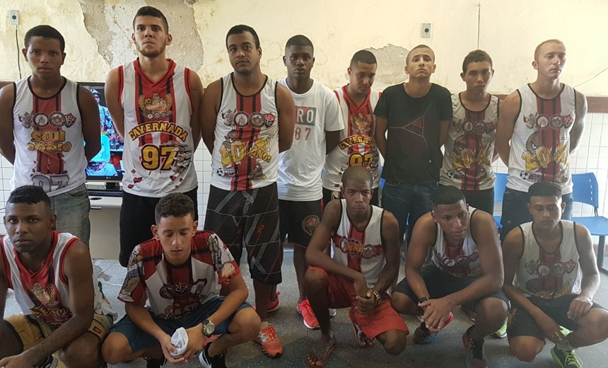 VEJA VÍDEOS: Polícia impede confronto entre torcedores de Bahia e Vitória em Salvador