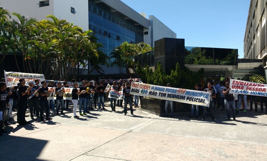 PEDIDO DE CORRERIA: Concursados protestam na ALBA pedindo por mais vagas para PM