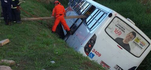 Ônibus cai em vala e deixa feridos na Avenida ACM