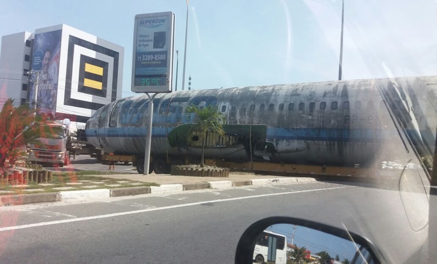 TRÂNSITO INTENSO: Transporte de carcaça de avião dificulta tráfego na região do aeroporto