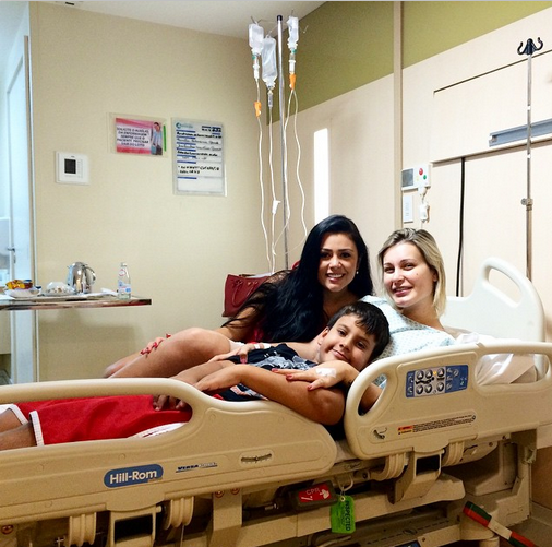 Andressa Urach recebe visita do filho em hospital