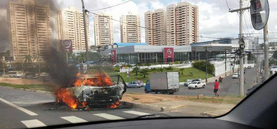 Carro pega fogo e prejudica trânsito na Paralela; não há registro de vítimas