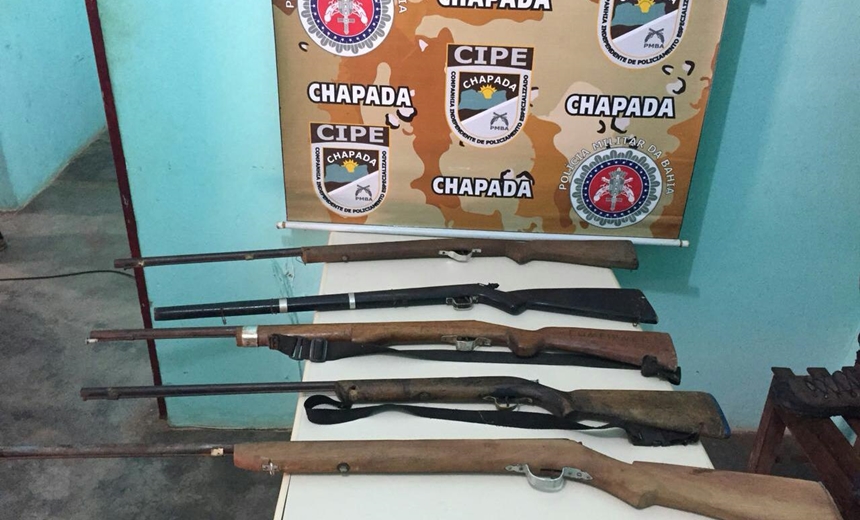 CHAPADA: Cinco armas longas são encontradas em cabana de palha; Suspeitos fugiram