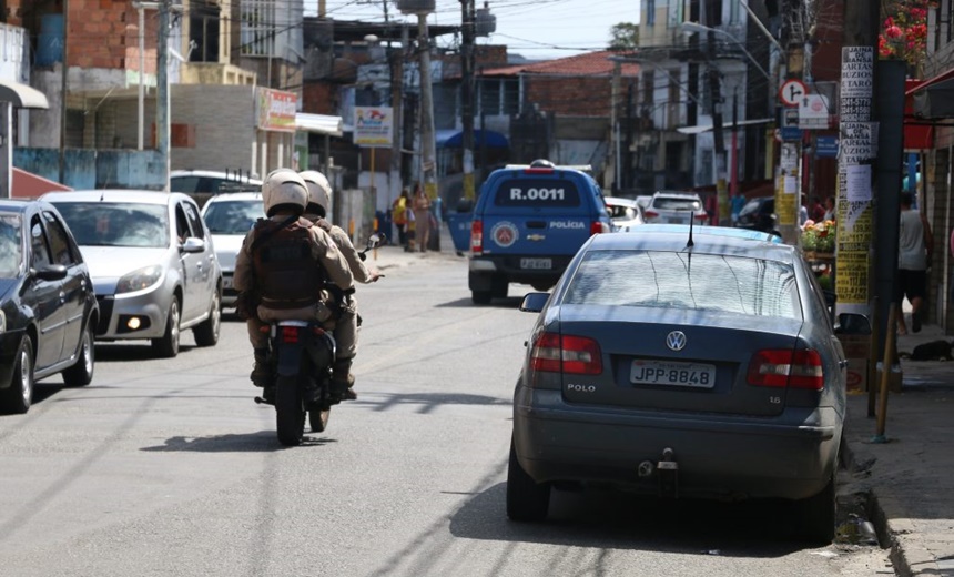 ÀS AVESSAS: PM é detido por tentar assaltar e agredir pedestre em Salvador