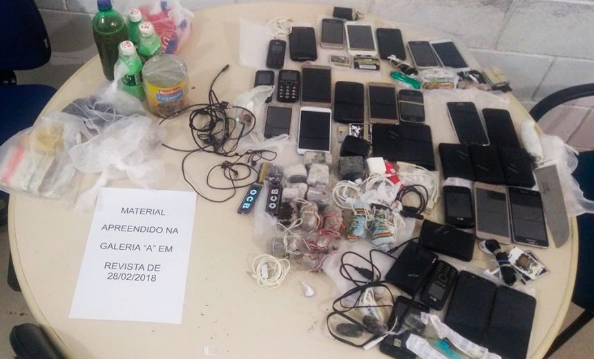 Celulares, tablets e drogas são encontrados com 120 detentos no presídio de Salvador