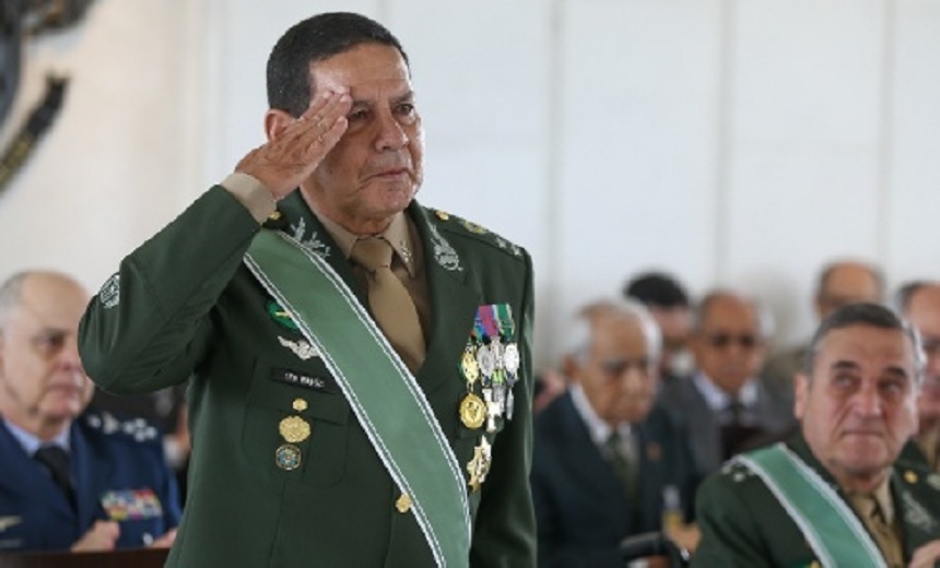 General Mourão diz que intervenção é &#8220;meia-sola&#8221; e chama interventor de &#8220;cachorro acuado&#8221;