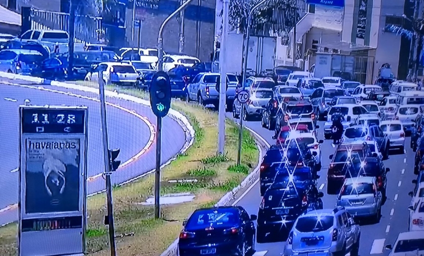 SE LIGUE, MOTORISTA: Manifestação complica trânsito na Avenida Garibaldi