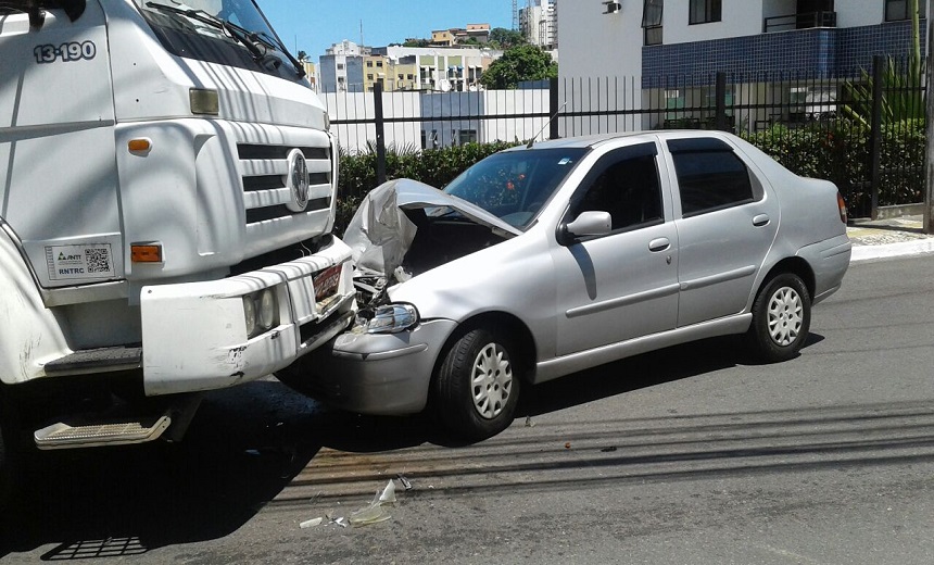 ACIDENTE: Colisão entre caminhão e carro de passeio dificulta fluxo de veículos na Federação