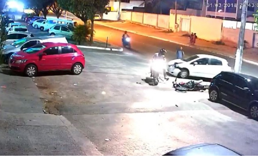 SIMÕES FILHO: Vídeo registra acidente em que motociclista é arremessado contra um poste