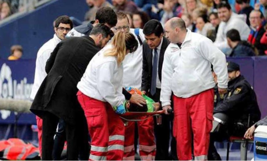 JOGADA DURA: Após dividida, goleiro do Espanyol tem traumatismo craniano