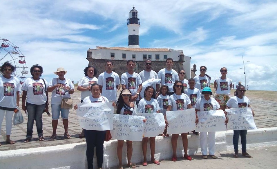 Protesto pede a prisão de motorista envolvido em acidente que matou três pessoas de uma família na Cia-Aeroporto