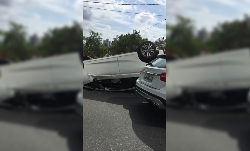 SUSTO! Carro capota na Avenida Tancredo Neves e deixa o trânsito lento