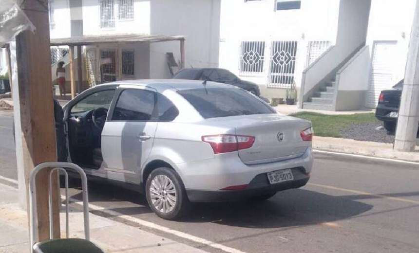 PÂNICO: Policiais perseguem homens em carro roubado no centro de Simões Filho