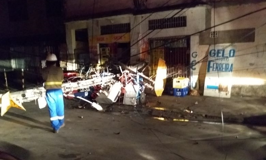 SAI DE BAIXO: Poste cai na Estrada das Barreiras e não atinge comerciante por sorte