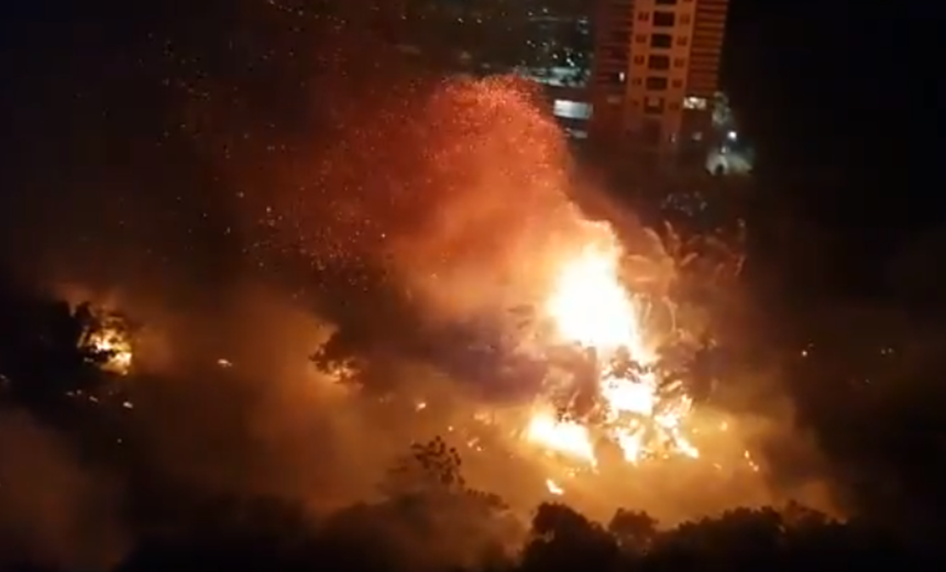 Incêndio de grandes proporções atinge vegetação no Greenville, em Salvador