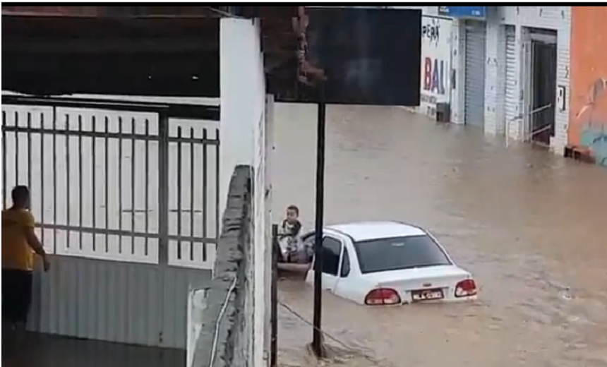 VEJA VÍDEO: Criança é resgatada de um carro durante forte enxurrada neste sábado em Poções