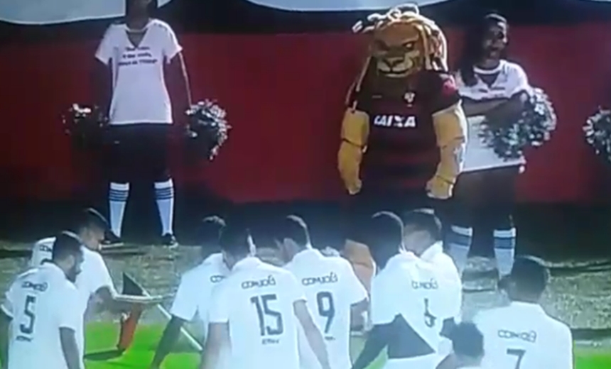 &#8216;QUE FEIO!&#8217;: Mascote do Vitória é flagrado fazendo gesto obsceno durante jogo contra ABC