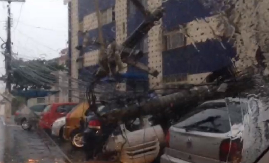 MARBACK: Poste em estado precário é derrubado pela chuva e atinge três carros; Veja vídeo