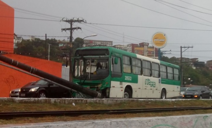 CALÇADA: Pelo menos oito pessoas ficam feridas após colisão de ônibus com poste