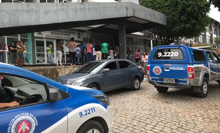 VEJA VÍDEO: Criança quase morre e moradores tentam invadir Prefeitura de Simões Filho