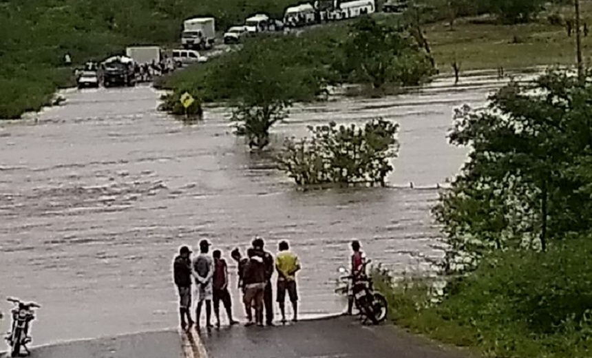 RAFAEL JAMBEIRO: Pista é interditada após danos provocados por fortes chuvas