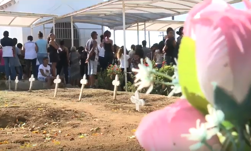 Corpos das vítimas de tragédia em Pituaçu são enterrados no cemitério de Brotas