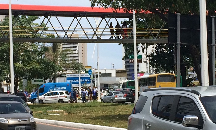 ACIDENTE: Carro de passeio bate contra mototáxi na região do Itaigara; Uma pessoa se feriu