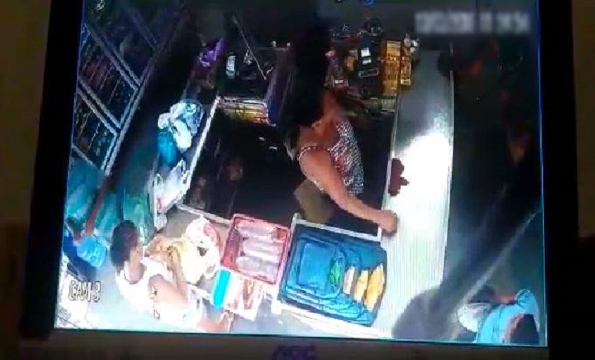 VEJA VÍDEO: Câmera de mercadinho flagra mulher furtando sacolas de compras com R$ 900 reais